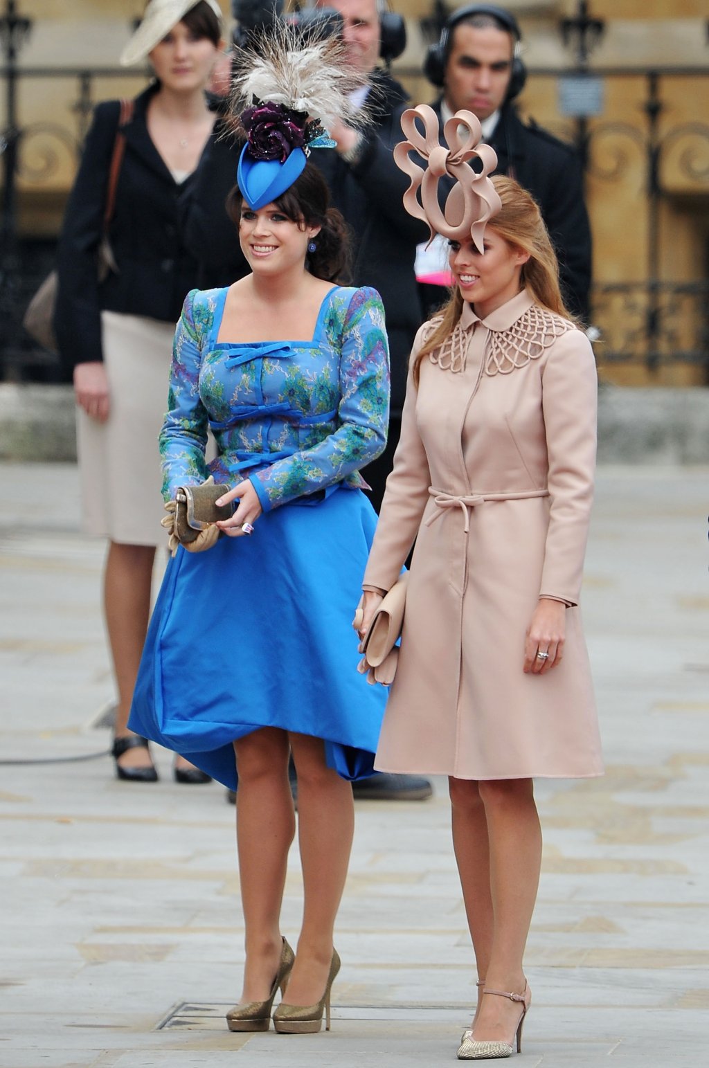 Princesas Eugenie e Beatrice no casamento real de William e Kate Middleton.