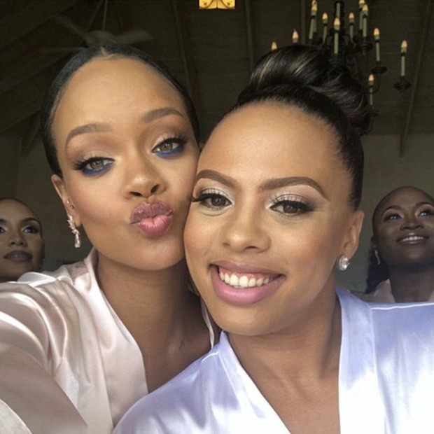 rihanna-e-amiga-madrinha-de-casamento rihanna-e-amiga-madrinha-de-casamento