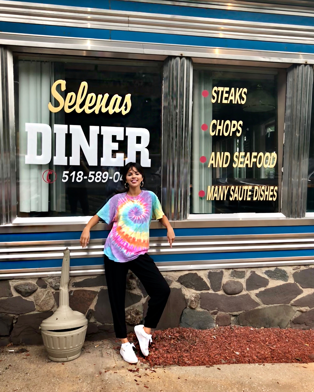 selena-gomez-garconete-restaurante selena-gomez-garconete-restaurante