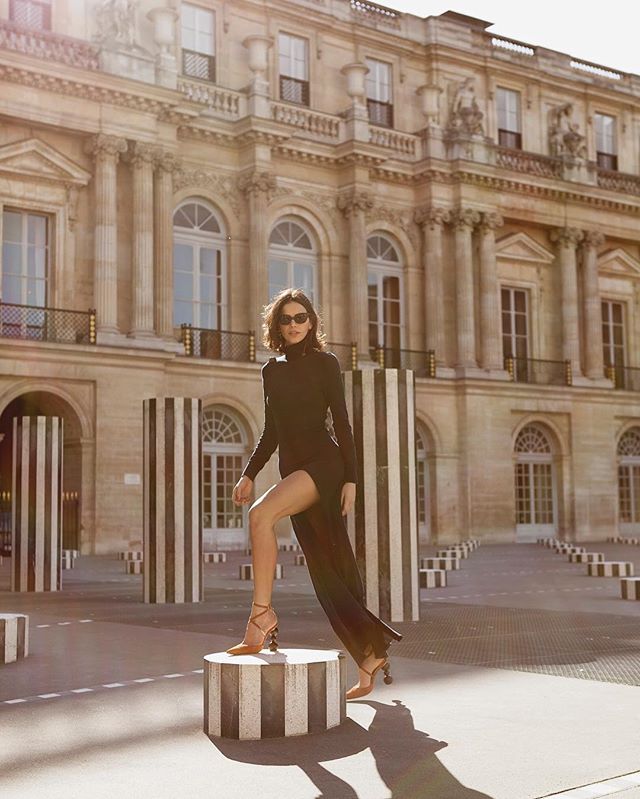 Bruna Marquezine e seu look Jacquemus na Semana de Moda de Paris.