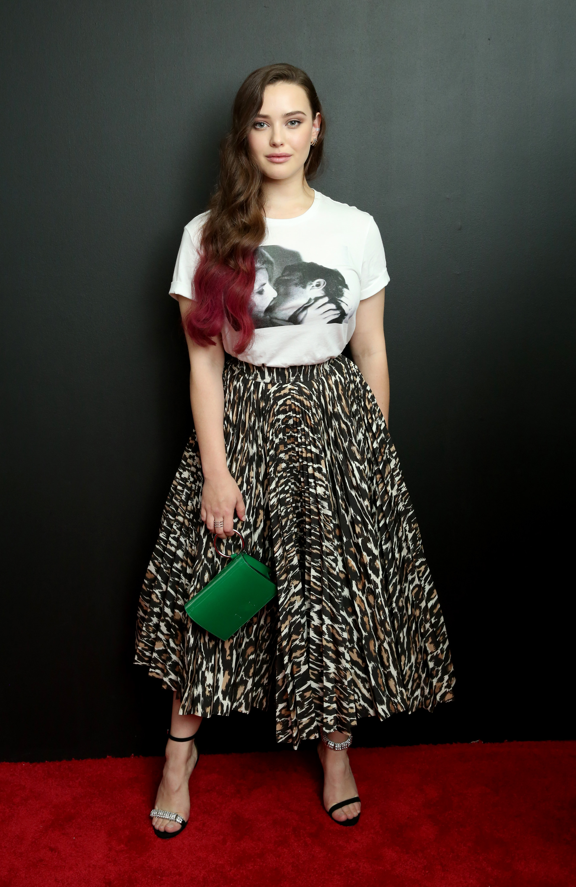 katherine-langford-camiseta-look-dia Look do Dia: Katherine Langford montou produção arrumadinha com camiseta