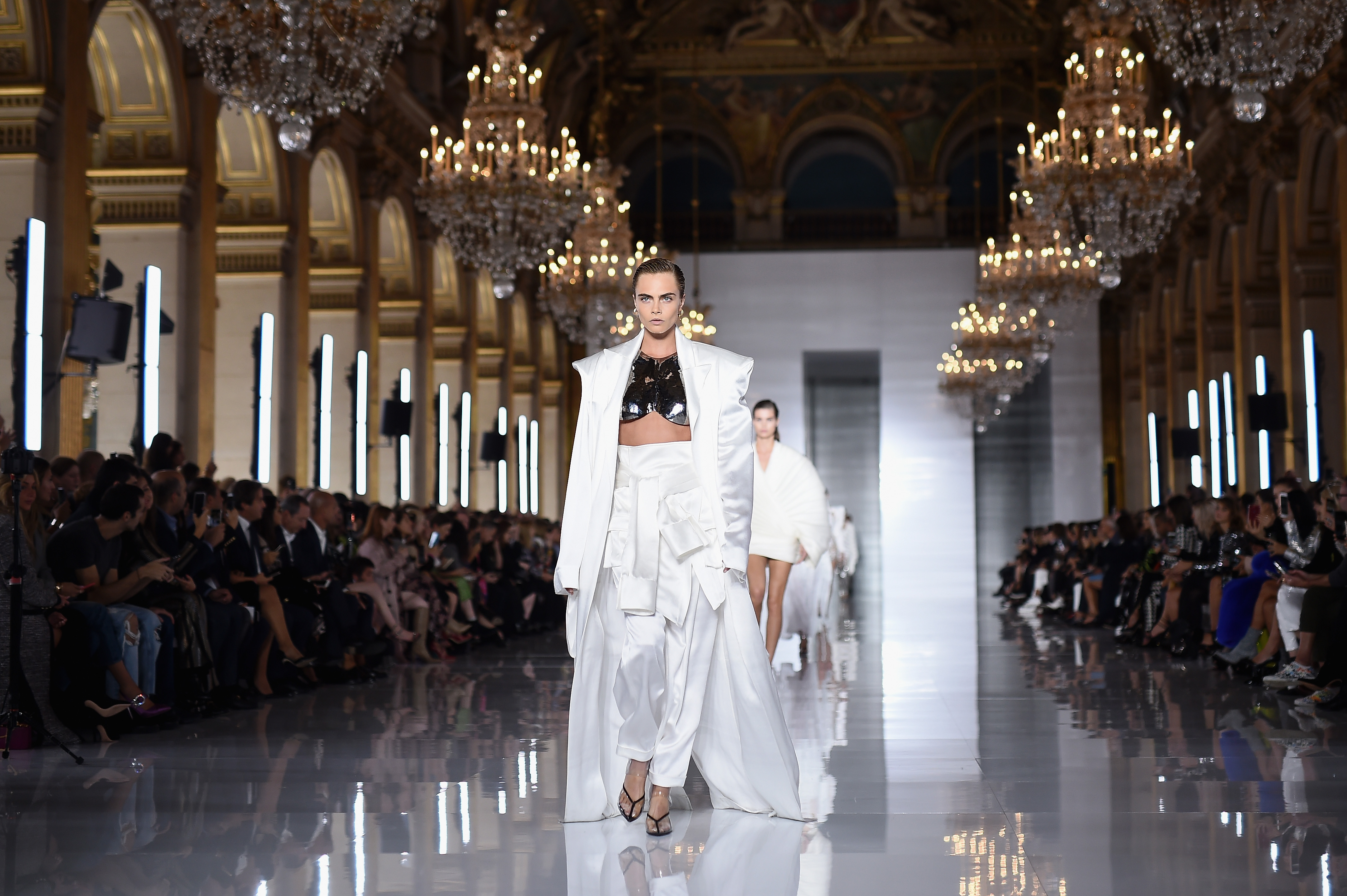 Cara Delevingne desfilando para a Balmain na Semana de Moda de Paris.