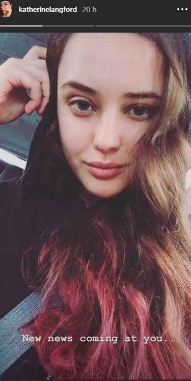 katherine-langford-pontas-cabelo-rosa-stories