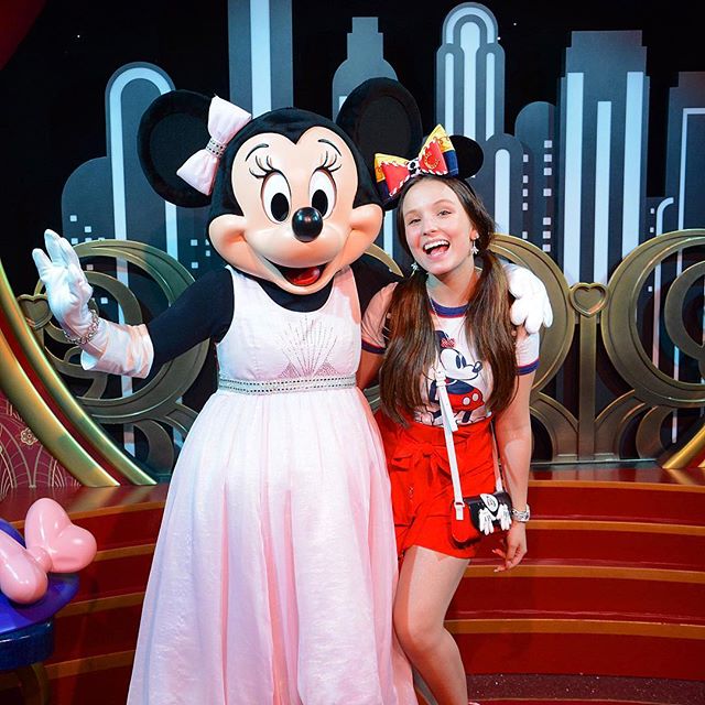 larissa manoela usa looks temáticos na disney