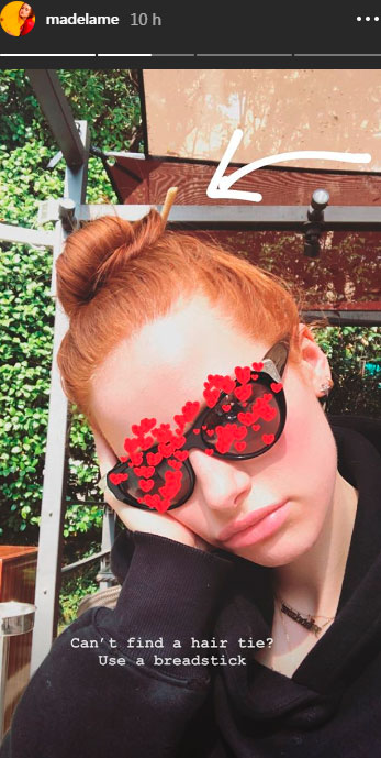 Madelaine-Petsch-cabelo-preso-pao Madelaine-Petsch-cabelo-preso-pao