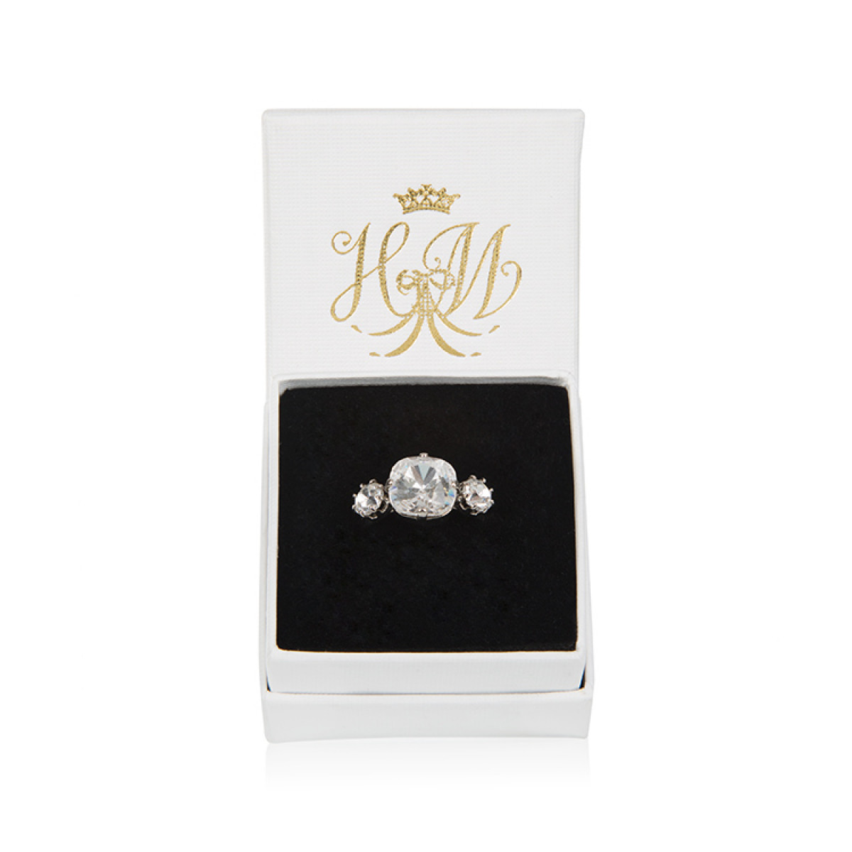 replica-anel-noivado-meghan-markle.jpg1 Réplica do anel de noivado de Meghan Markle.