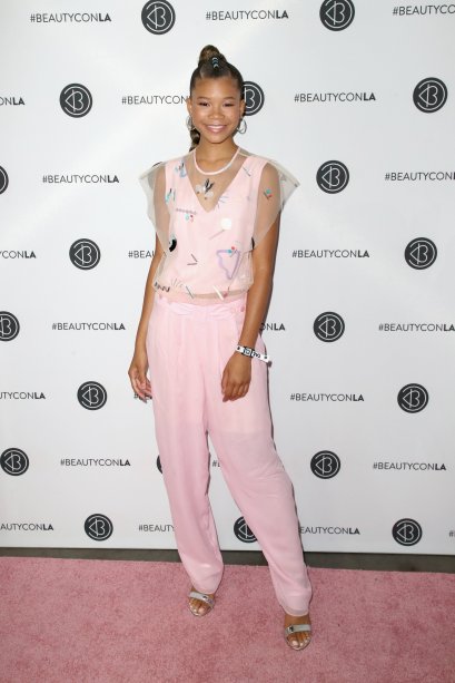 A Storm Reid ficou linda com este look todo rosa.