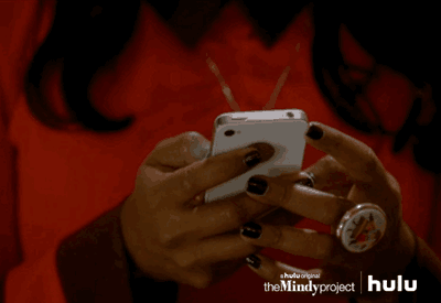 Garota digitando no celular
