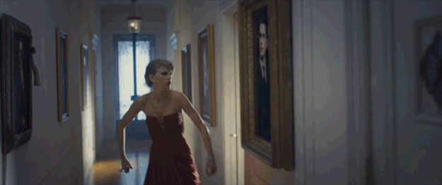Taylor Swift dando facadas no quadro de um homem escroto