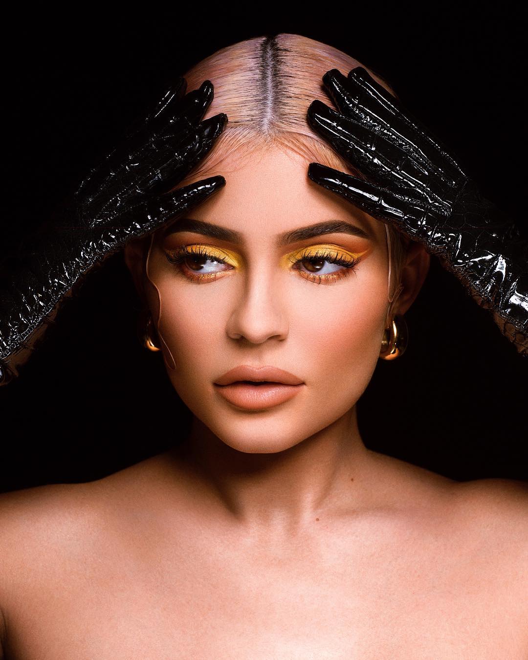 Kylie Jenner lança coleção de maquiagem para o Halloween com embalagem