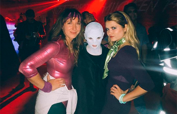 Atriz aparece irreconhecível ao se fantasiar de Voldemort para o Halloween