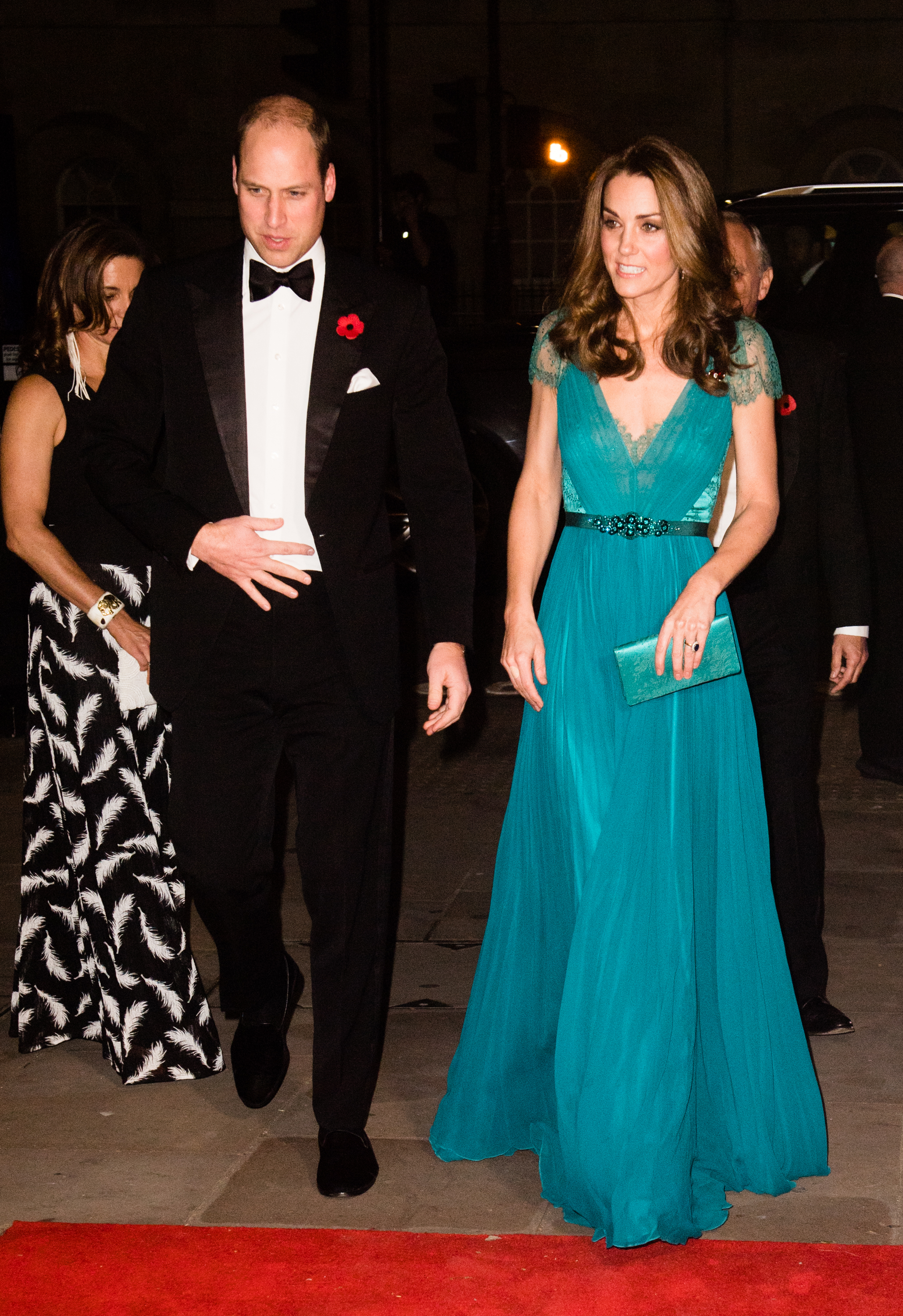 Kate Middleton com o vestido azul Jenny Packham em 2018.
