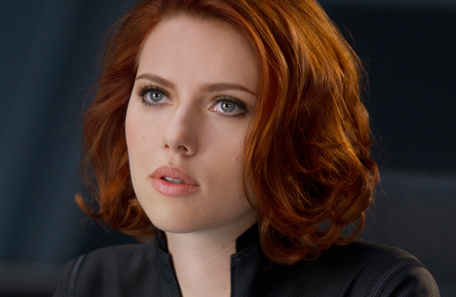Gif da atriz Scarlett Johansson como Viúva Negra. Nele, ela aparece com roupa preta e cabelos ruivos olhando para cima.