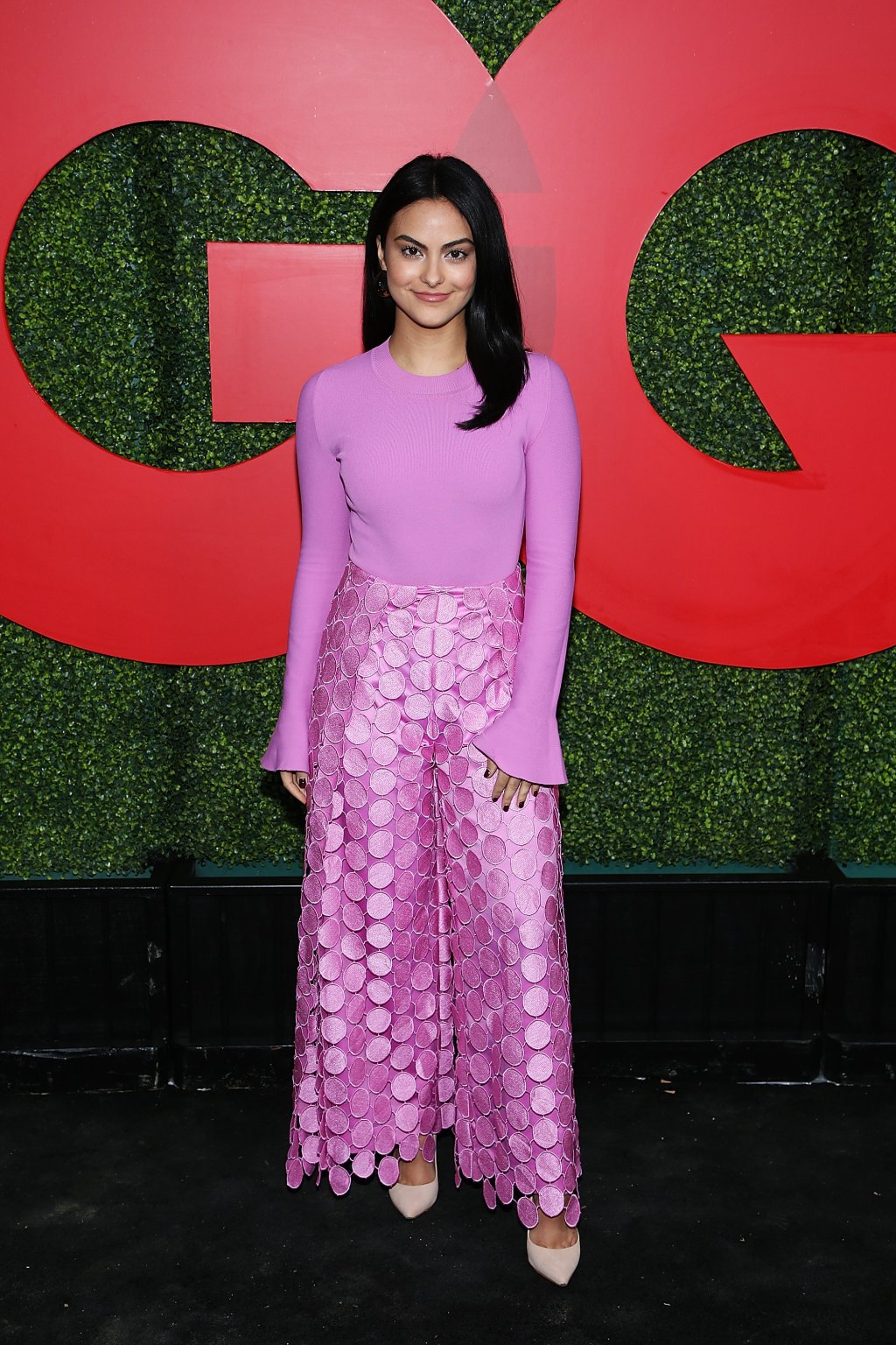 Camila Mendes também curte um look rosa, @!