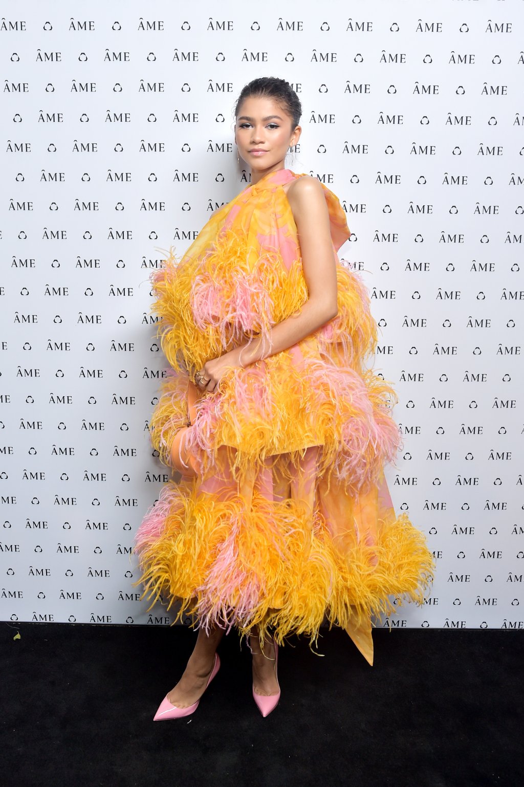 Zendaya usando um vestido do estilista Marc Jacobs.
