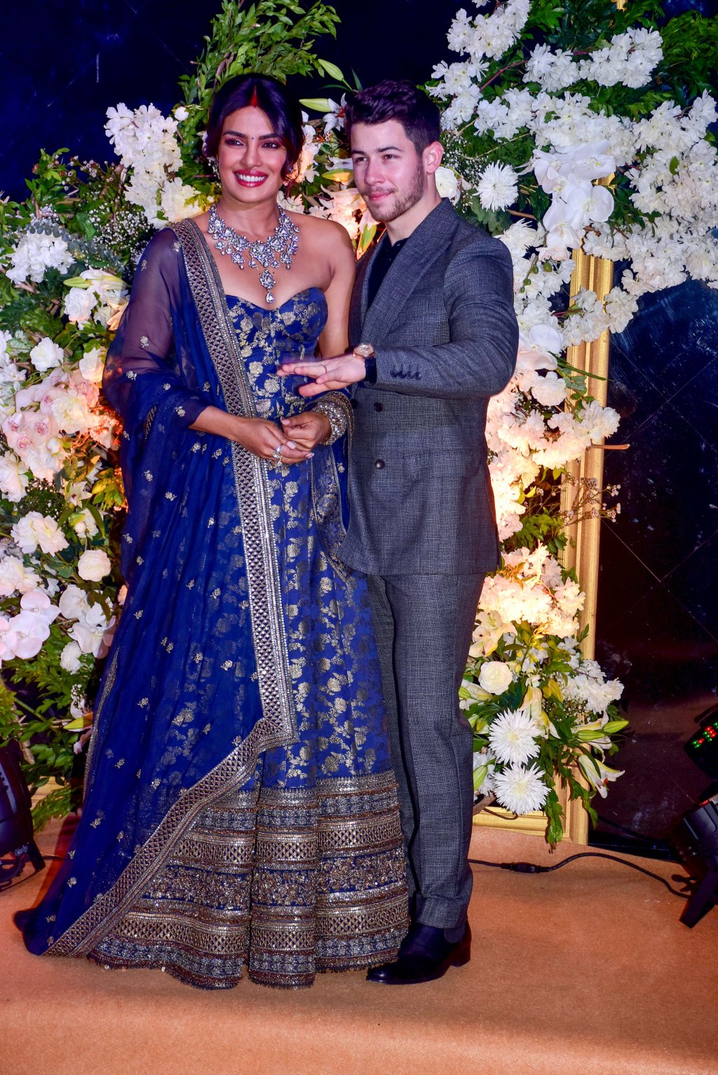 Priyanka Chopra e Nick Jonas durante recepção de casamento em Mumbai, na Índia.
