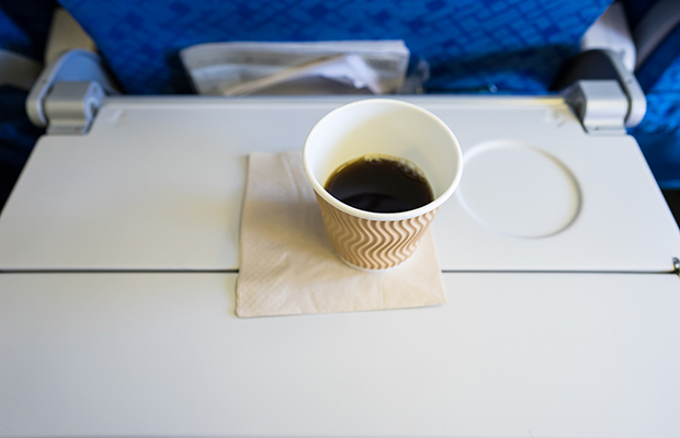Você não deveria tomar café ou chá durante viagens de avião