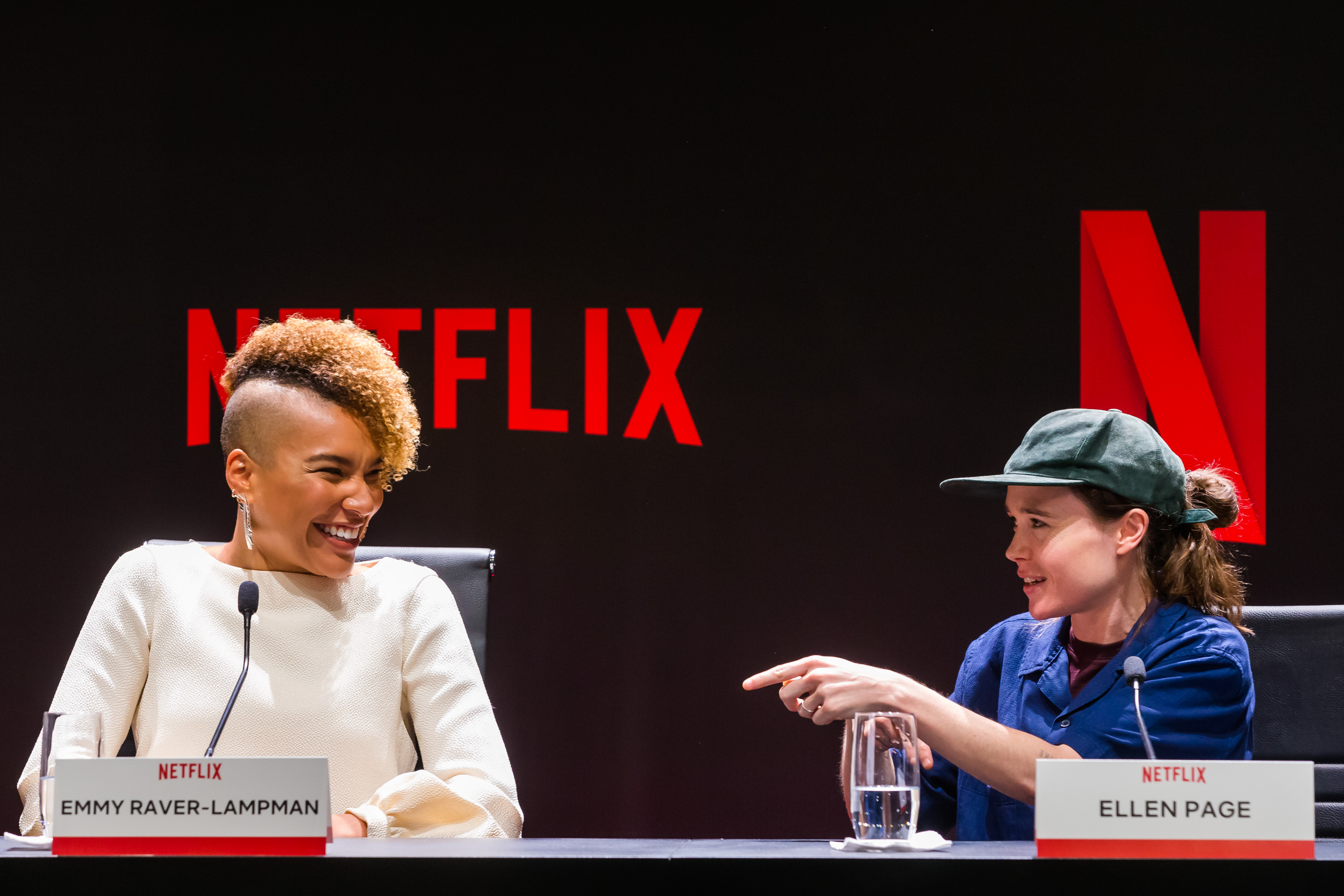 ellen-page-emmy-raver-lampman-the-umbrella-academy-ccxp-netflix ellen-page-emmy-raver-lampman-the-umbrella-academy-ccxp-netflix