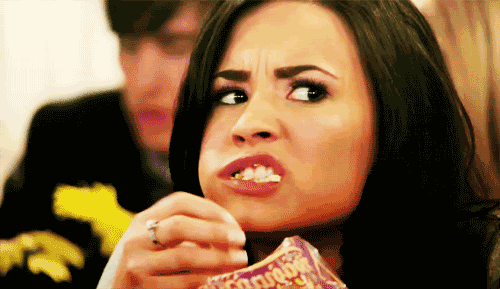 Demi Lovato comendo pipoca