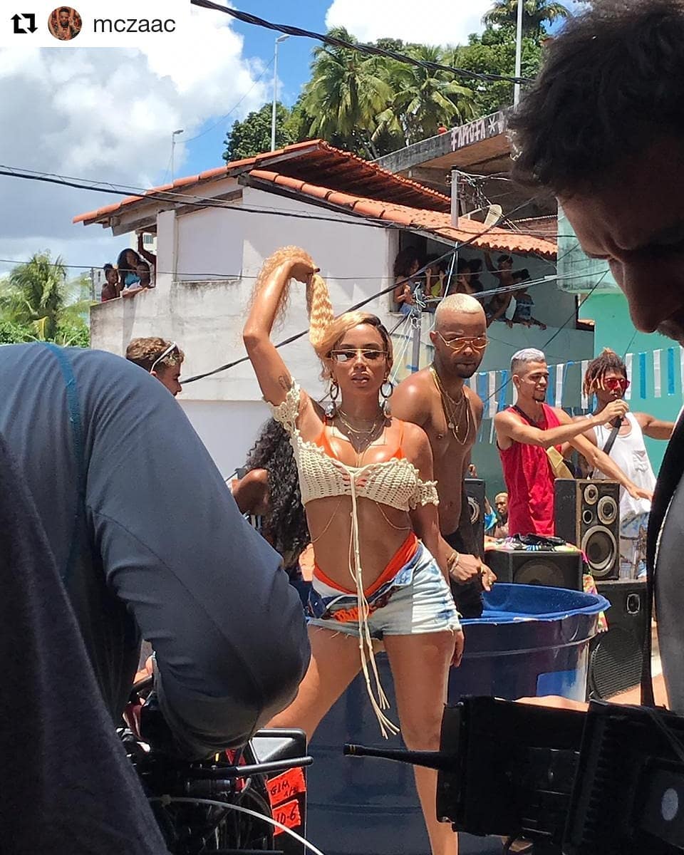 Anitta em Salvador gravando o clipe de Bola, Rebola.