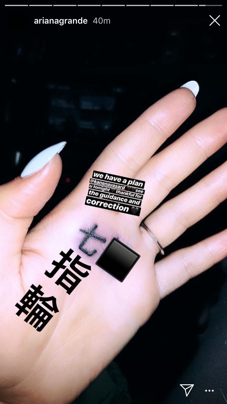 Ariana Grande conserta tatuagem em japonês com erro de grafia | Capricho