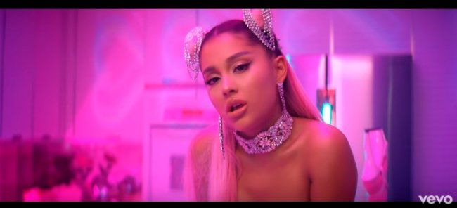 ariana-grande-clipe-7-rings-space-buns