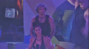 Alan faz massagem em Hana no BBB19