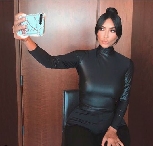 kim-kardashian-penteados-coque-franja kim-kardashian-penteados-coque-franja