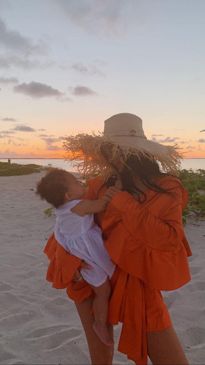 Kylie Jenner e Stormi Webster na praia.