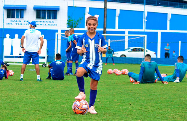 Time de futebol brasileiro contrata garota para jogar no time sub-10 masculino