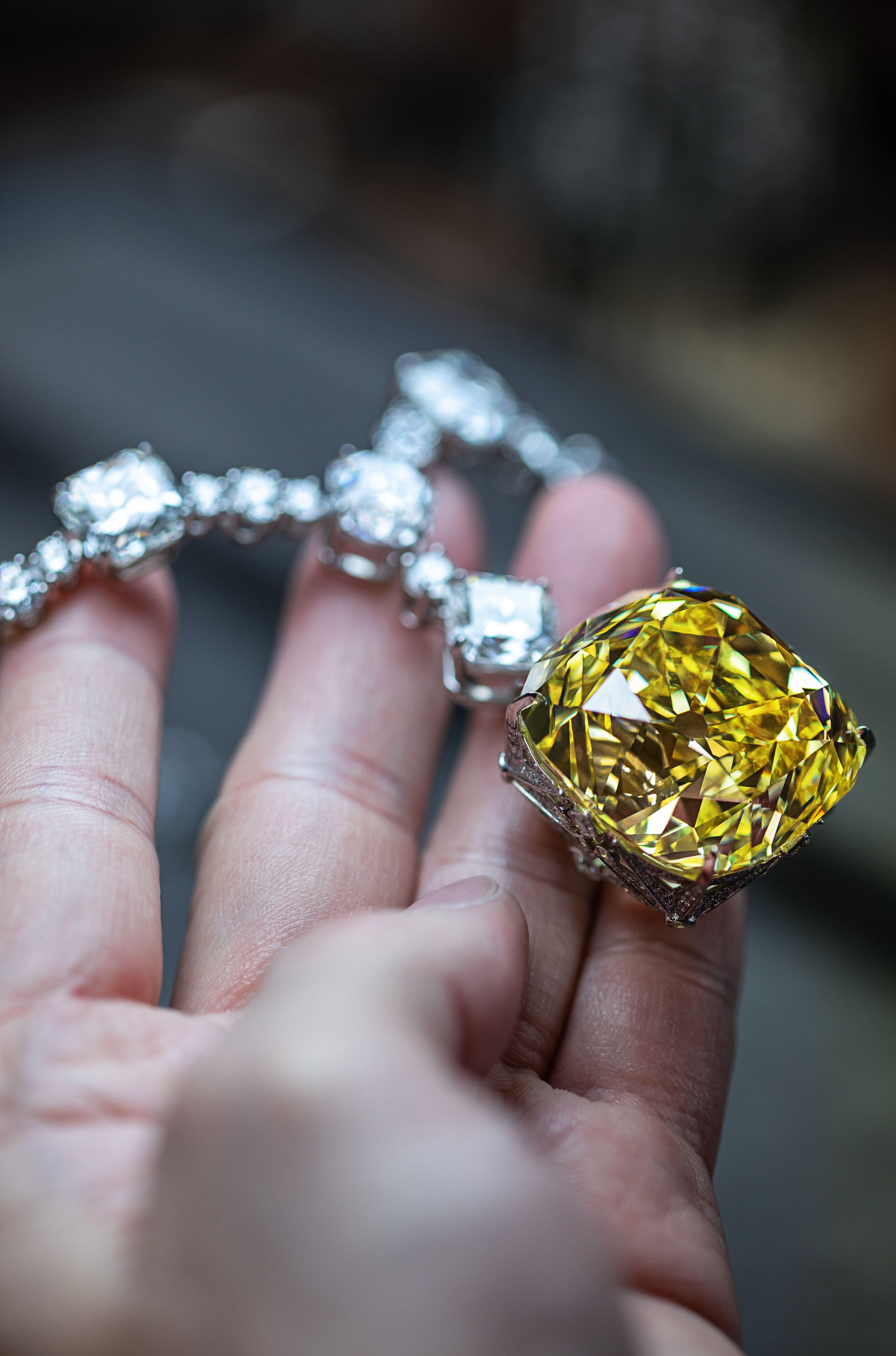 É um dos maiores diamantes amarelos do mundo.