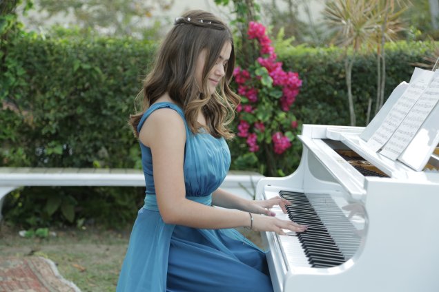 Além de DJ, Cintia (Maisa Silva) também é pianista!