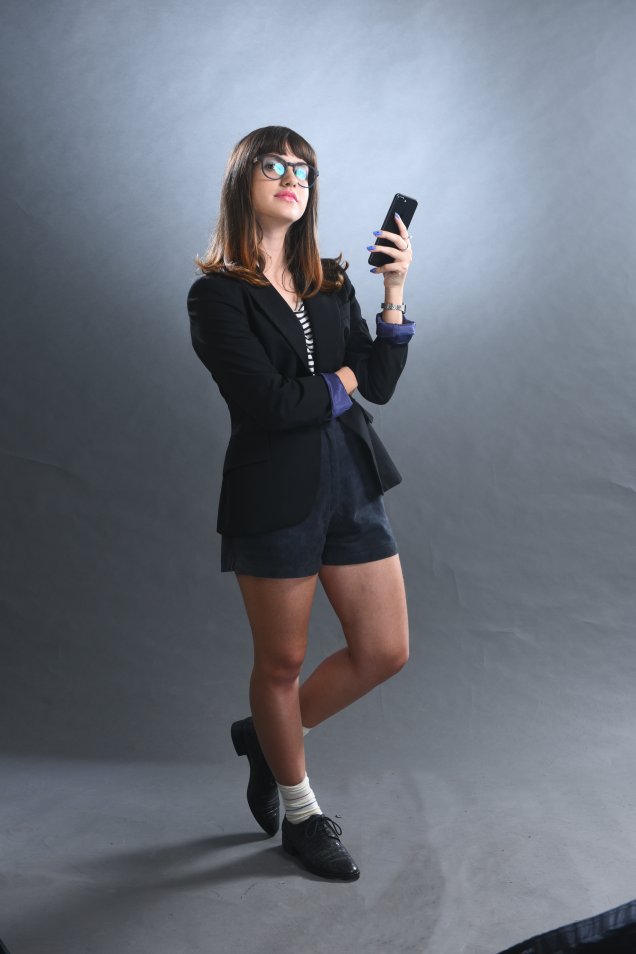 Belinha (Giovanna Grigio) é umas das amigas de Cintia e ataca como jornalista e influencer, registrando todos os ~bastidores~ da escola para as redes sociais.
