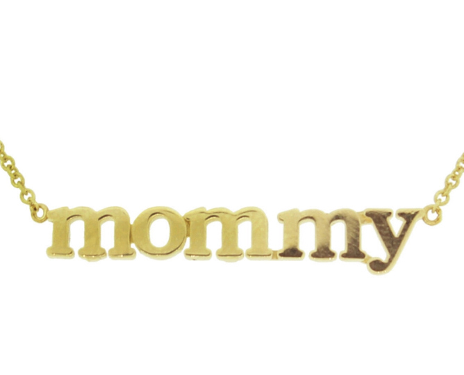 Colar Mommy da marca Jennifer Meyer usado por Meghan Markle