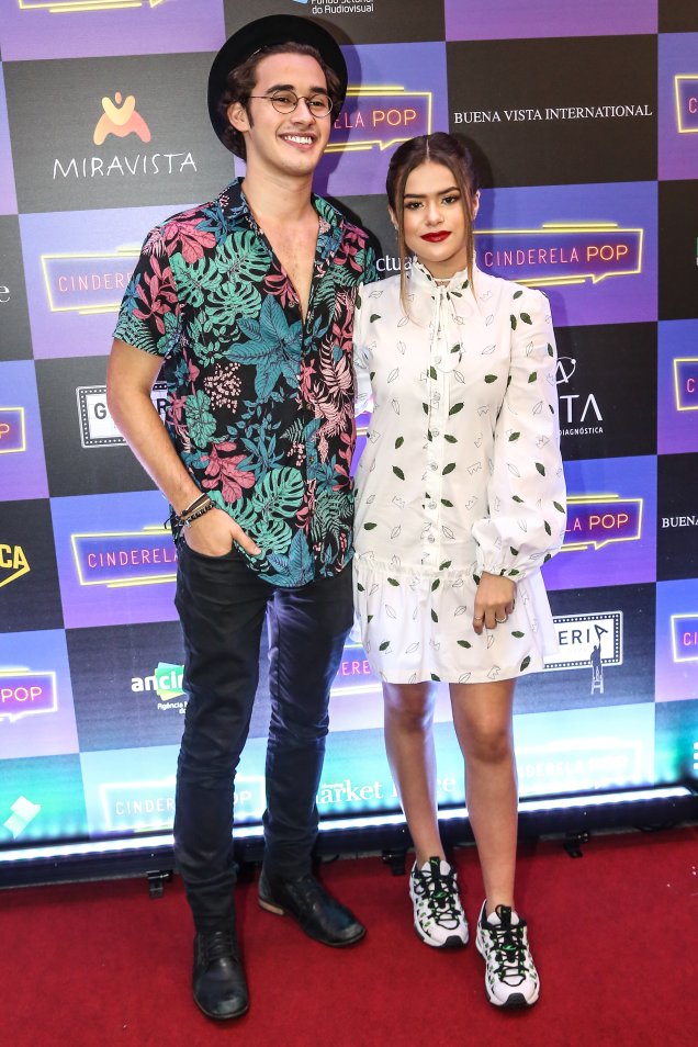 Para dar uma quebrada na produção, ela escolheu um tênis chunky na vibe street style. O ator Filipe Bragança também está no filme e escolheu uma camisa estampada para a pré-estreia. Para dar uma quebrada na produção, ela escolheu um tênis chunky na vibe street style. O ator Filipe Bragança também está no filme e escolheu uma camisa estampada para a pré-estreia.
