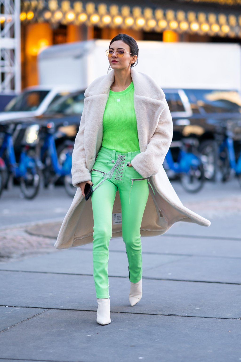 Victoria Justice usando look verde néon
