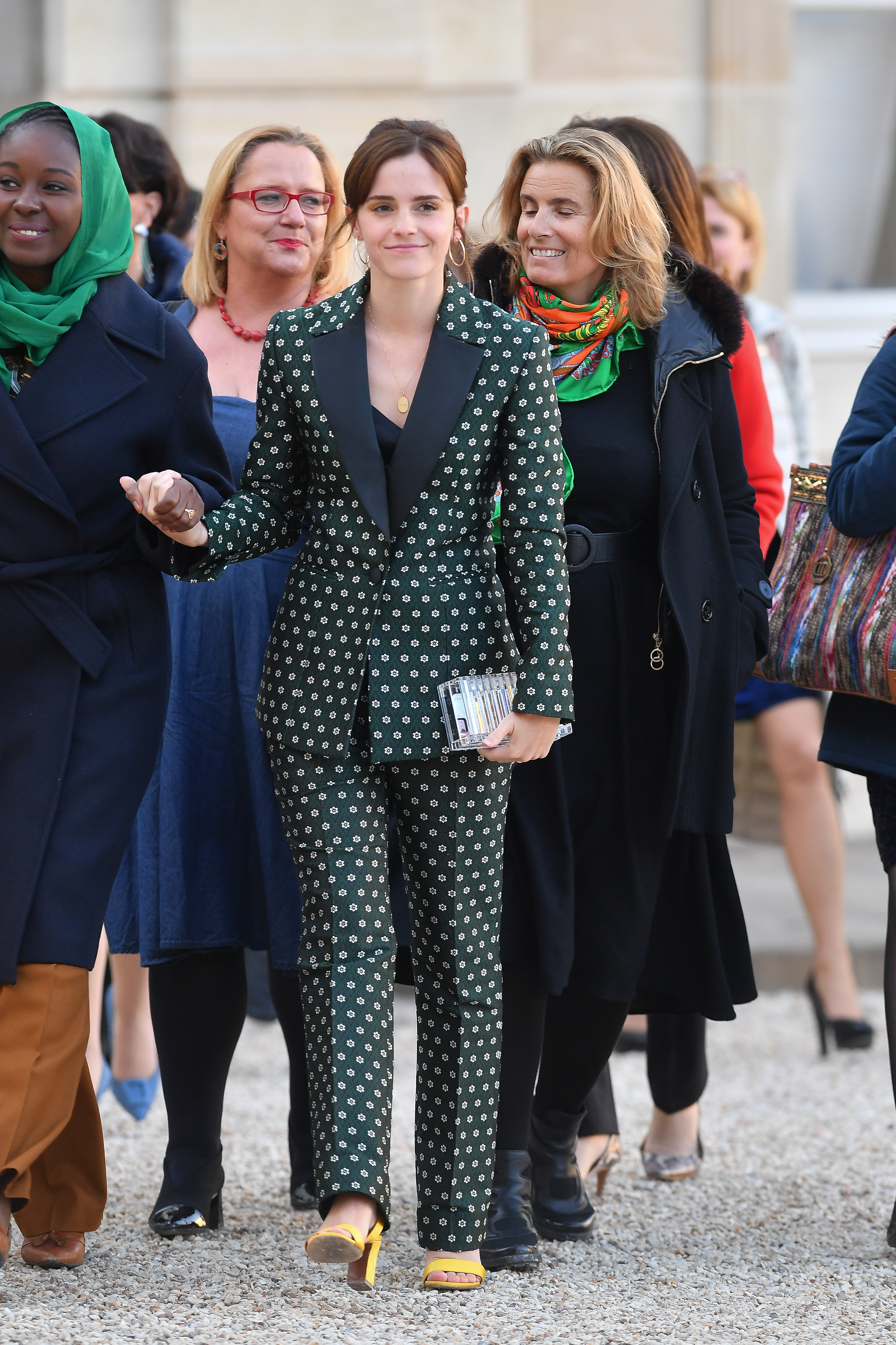 Emma Watson usando terninho verde de flores