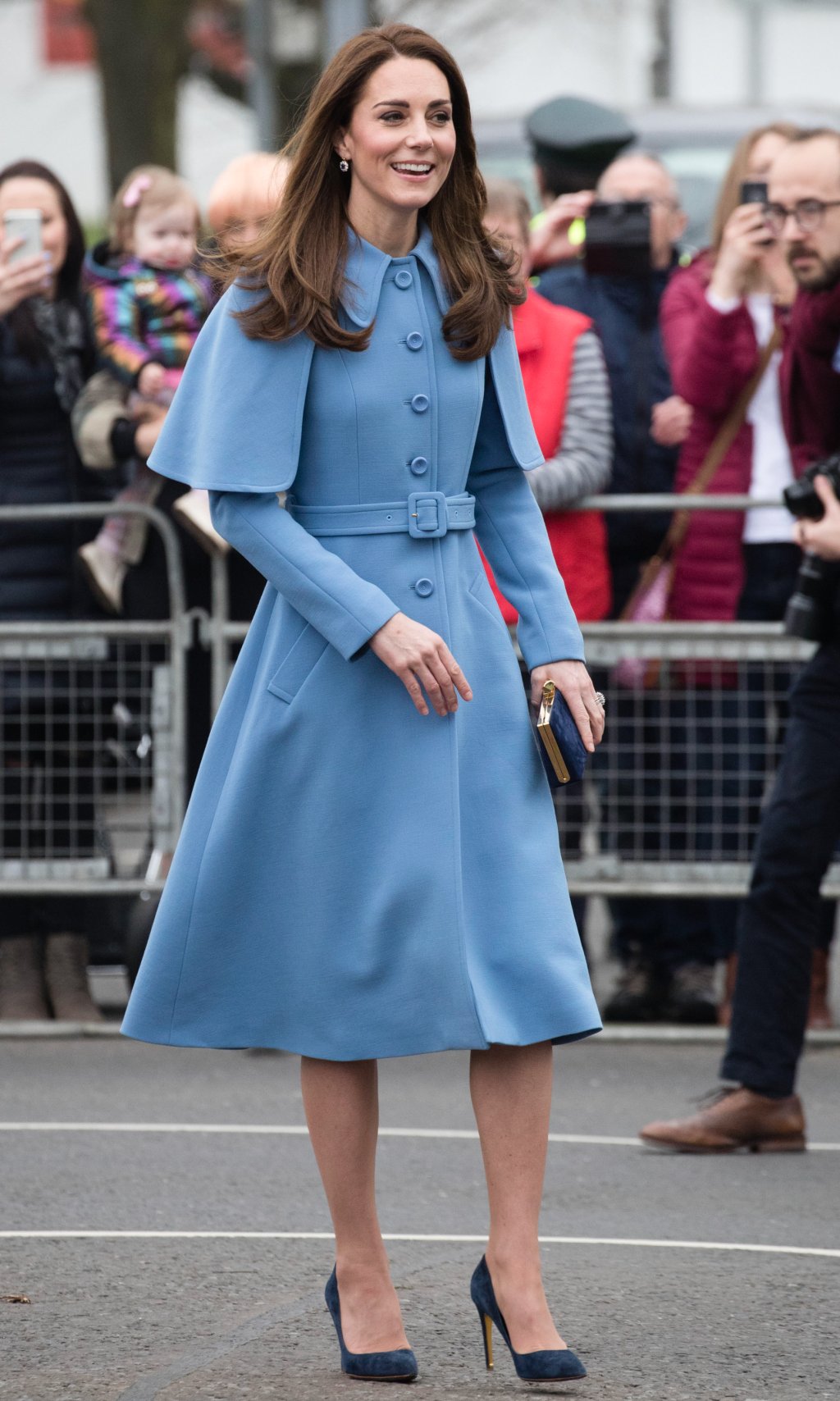 Kate Middleton de casaco azul com capa
