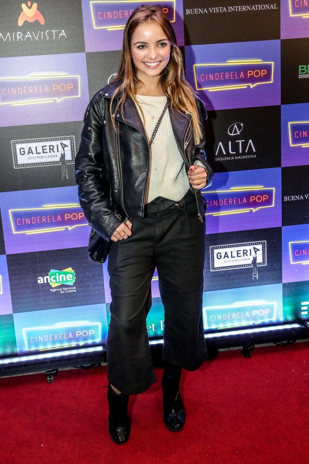 Giovanna Chaves arrasou de jaqueta de couro, calça pantacourt e botinha preta. Giovanna Chaves arrasou de jaqueta de couro, calça pantacourt e botinha preta.