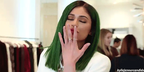 Kylie Jenner com cabelo verde mandando beijo em gif