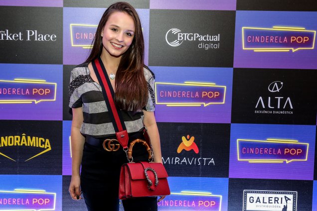 Larissa Manoela apostou nos acessórios para dar um up na roupa básica: cinto e bolsa vermelha Gucci. Larissa Manoela apostou nos acessórios para dar um up na roupa básica: cinto e bolsa vermelha Gucci.