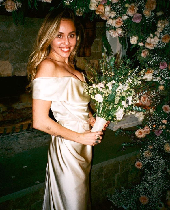 Miley Cyrus usando vestido de noiva Vivienne Westwood