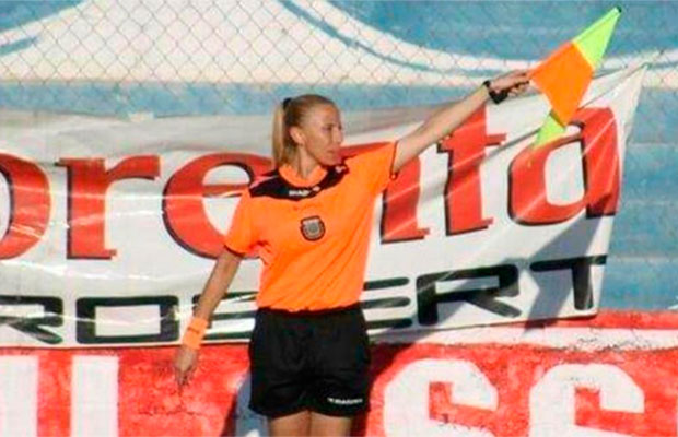 Bandeirinha é atingida por água quente em jogo dias após falar de machismo