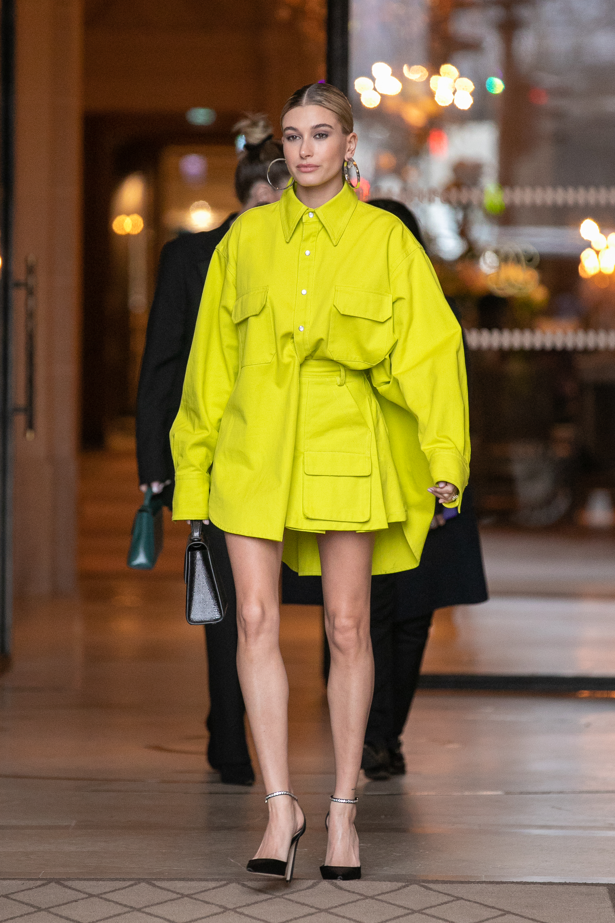 Hailey Bieber usando look amarelo em Paris