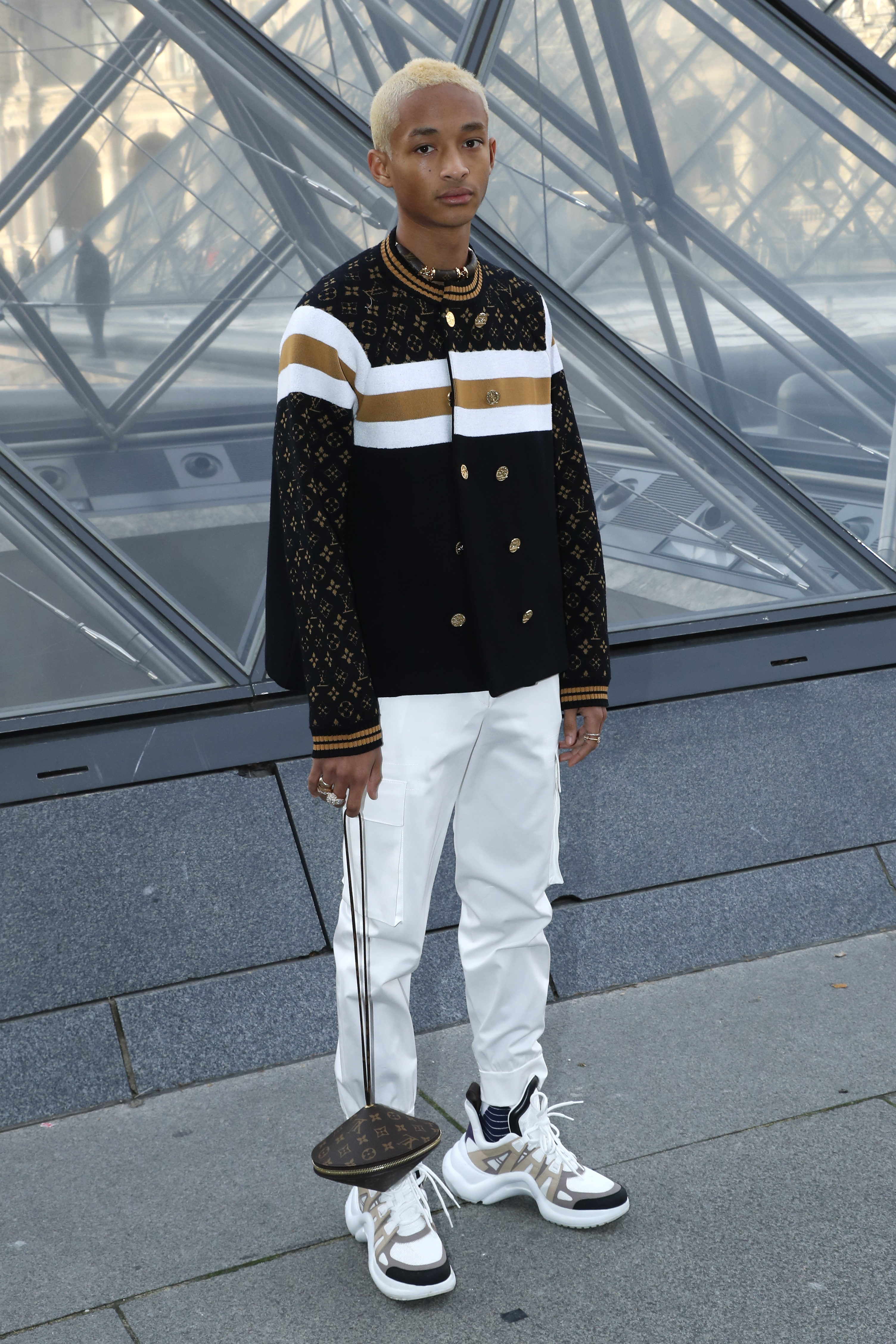 Louis Vuitton : Front Row – Paris Fashion Week Womenswear Fall/Winter 2019/2020 Jaden Smith combinou a bolsa com outra tendência diferentona, o famoso dad sneakers.