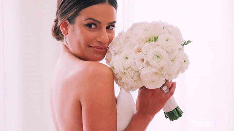 Lea Michele segurando buquê vestida de noiva
