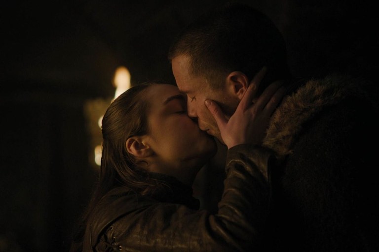 arya-gendry-beijo