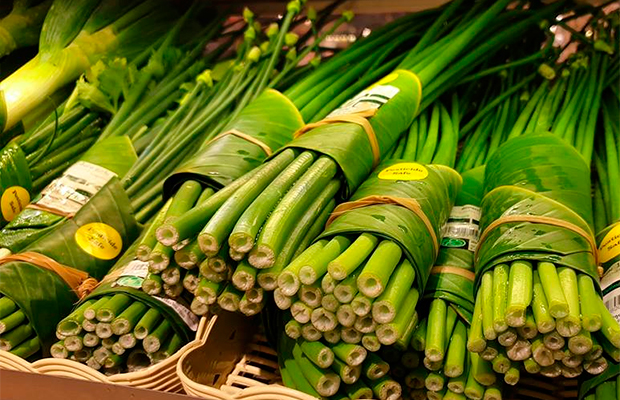 Supermercado substitui embalagens plásticas por folhas de bananeira