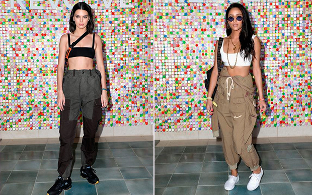 Kendall Jenner e Shay Mitchell combinaram a calça cargo, hit polêmico da moda, com topinho e tênis.