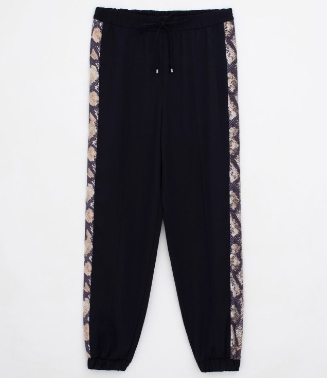 Calça Renner com detalhe lateral (R$ 159,90*). Calça Renner com detalhe lateral (R$ 159,90*).